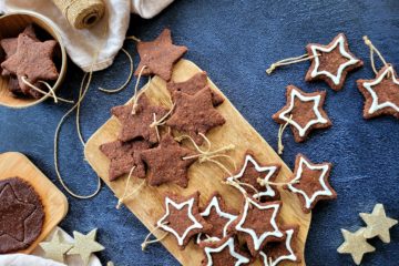 photo culinaire de sablés de Noël IG bas au chocolat en forme d'étoile et avec du glaçage royal