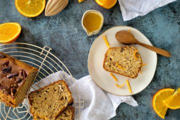 photo culinaire d'un cake à l'orange et noix pécan avec des zestes d'orange et du jus d'orange pressée