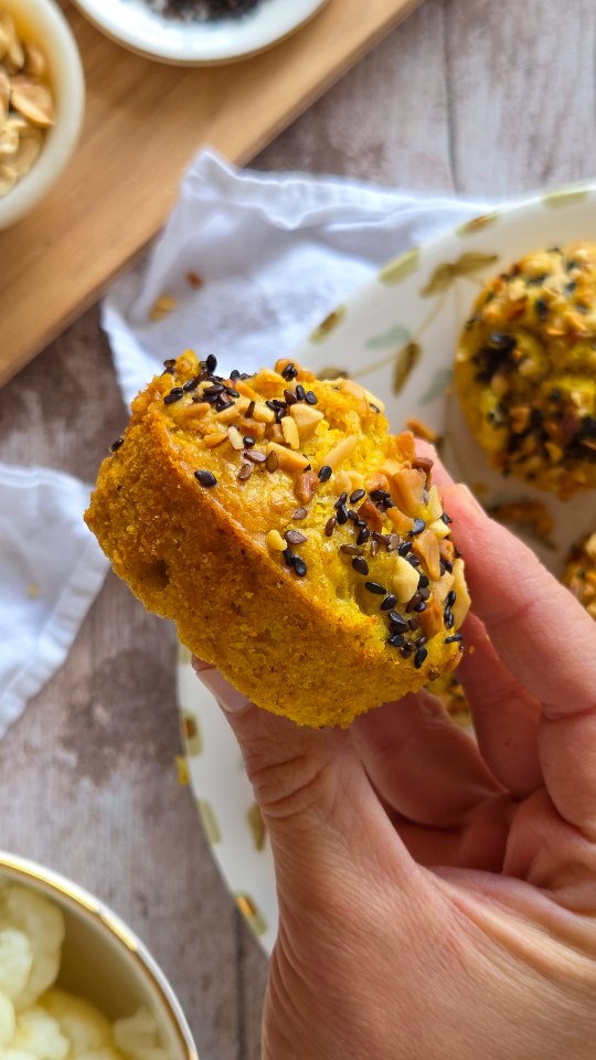 Vous me direz ce que vous pensez de ces muffins au curry et lait de coco ! 🥥 Avec du chou-fleur à l'intérieur, ils sont ultra moelleux 😍 Et bien sûr, toujours un petit topping croquant pour la gourmandise !
Ça vous dit d'essayer ? 😋

Je vous donne la liste des ingrédients en bas de la publication et la recette complète est disponible sur mon site healthyliciouus dans la rubrique "recettes d'automne" (lien direct vers le site dans ma bio @healthyliciouus ).

Vous trouverez aussi sur mon site tous mes ebooks disponibles, avec des recettes inédites bien sûr ! 😋
Mon livre Healthy & Happy IG bas est disponible en ligne et en librairie 📙

Les ingrédients pour 6 à 8 muffins :
• 150g de fleurettes de chou-fleur (pour obtenir 125g de chou-fleur cuit)
• 2 oeufs
• 8cl de lait de coco
• 2,5cl d’huile de sésame
• 2,5cl d’huile neutre
• 100g de farine de blé ou d’épeautre T110
• 25g de noix de coco râpée
• 2 c à c de curry en poudre
• 25g de parmesan râpé
• 20g de cacahuètes non salées
• 1 c à s de graines de sésame
• 5g de poudre à lever
• sel

#healthyfood #igbas #muffins #mieuxmanger