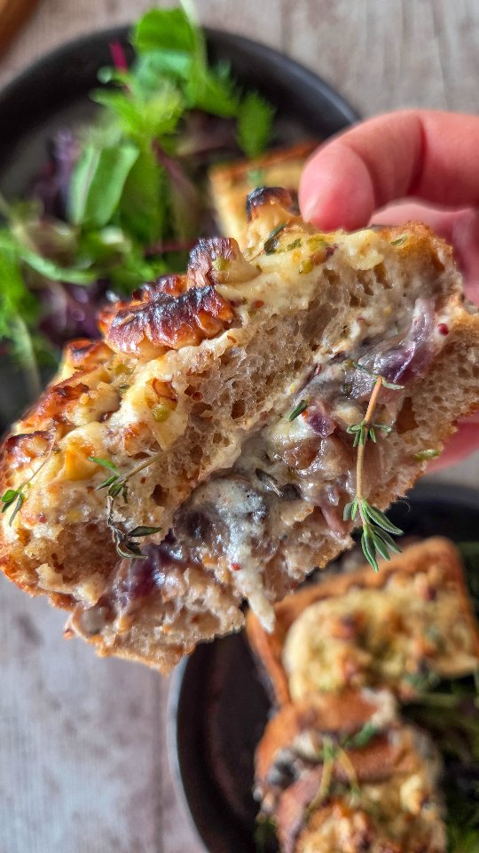 Envie d'un repas cocooning ? Je vous propose un croque végétarien ultra gourmand et réconfortant. Du pain au levain grillé, des oignons 🧅 et des champignons 🍄‍🟫 fondants, une "béchamel" sans beurre à la moutarde et au comté, des noix, du thym. Le tout, gratiné à souhait 😍

Je vous donne la liste des ingrédients en bas et la recette complète est disponible sur mon site healthyliciouus dans la rubrique "burgers & sandwichs" (lien direct vers le site dans ma bio @healthyliciouus ).

Vous trouverez aussi sur mon site tous mes ebooks disponibles, avec des recettes inédites bien sûr ! 😋
Mon livre Healthy & Happy IG bas est disponible en ligne et en librairie 📙

Les ingrédients pour 3 personnes :
Pour le mélange champignons/oignons
• 2 oignons rouges (1 seul s’il est très gros)
• 300g de champignons bruns
• 1,5 c à s d’huile d’olive
• 1 belle c à c de miel d’acacia
• 2 c à c de thym
• 1 c à c de miso (facultatif)
Pour la « béchamel » à la moutarde :
• 50g de ricotta
• 20g de farine de blé ou d’épeautre T150 (ou T110)
• 20cl de boisson végétale de soja sans sucre ajouté (ou lait demi-écrémé)
• 15g de comté râpé
• 2 c à s de moutarde en grains
• sel, poivre
Pour le reste des ingrédients :
• 6 tranches de pain au levain d’environ 40-50g
• 30g de cerneaux de noix
• 50g de comté râpé
• 1,5 c à s d’huile d’olive
• 2 gousses d’ail

#sandwich #mieuxmanger #gourmand #healthyfood #recettefacile