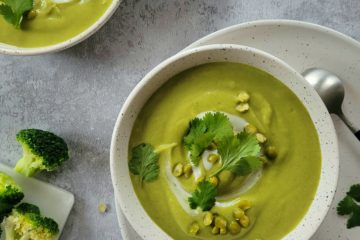 photo culinaire d'un velouté de brocolis et de pois cassés au lait de coco et de la coriandre fraîche