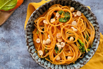 photo culinaire de pâtes à la courge et aux épinards avec du parmesan et des noisettes torréfiées