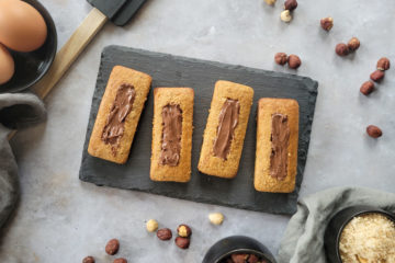 photo culinaire de barquettes à la pâte à tartiner au chocolat avec des noisettes et de la poudre de noisettes