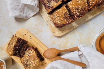photo culinaire d'un brownie au tahini (à la purée de sésame) avec des graines de sésame