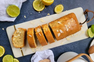 photo culinaire d'un cake au citron et à l'amande avec du citron jaune, du citron vert et des amandes effilées