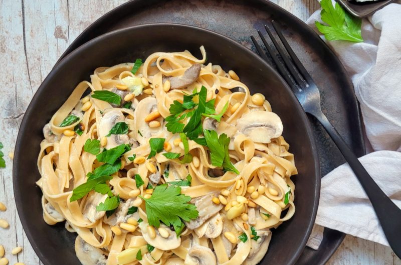 PÂTES CRÉMEUSES À L'AIL RÔTI ET CHAMPIGNONS