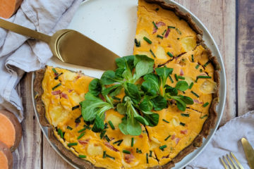 photo culinaire d'une quiche à la patate douce et au comté avec du bacon, de la ciboulette et servie avec de la mâche