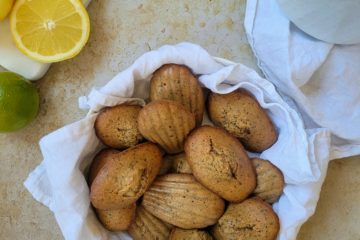 photo culinaire de madeleines IG bas citron amande avec de zestes de citron et des graines de pavot