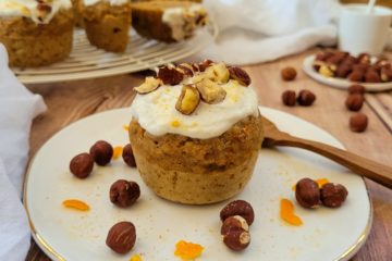 photo culinaire d'un muffin façon carrot cake à l'orange, cardamome et noisettes avec un glaçage au skyr