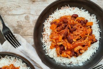 photo culinaire d'un chili pulled jackfruit aux haricots rouges et aux carottes avec des épices chili