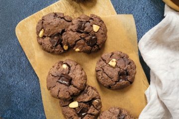 photo culinaire de cookies moelleux aux haricots rouges avec des pépites de chocolat noir et des amandes