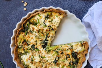 photo culinaire d'une tarte aux légumes verts et chèvre frais avec des brocolis, de épinards, des pignons de pin et de la ciboulette