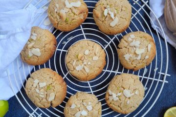 photo culinaire de cookies au citron et à l'amande avec des amandes émondées et de la poudre d'amandes