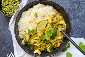 photo culinaire d'un curry vert de pois cassés et brocolis avec des noix de cajou, du citron vert et du riz basmati