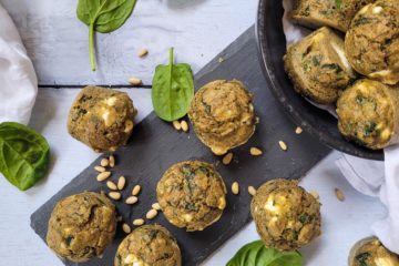 photo culinaire de muffins au pesto et épinards avec de la feta et des pignons de pin servis sur une ardoise