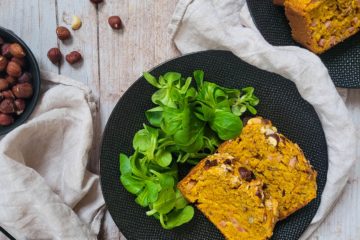 photo culinaire de parts de cake salé à la patate douce, bacon et comté avec des noisettes