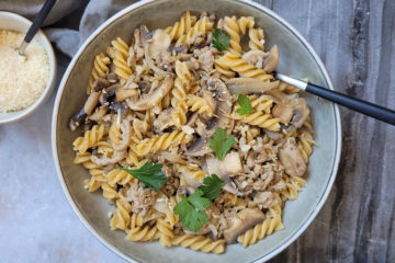 photo culinaire d'un plat de pâtes au veau, fenouil et champignons avec du parmesan et du persil