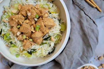 photo culinaire d'un poulet au miso et sésame avec du riz basmati, du pal choï, des cacahuètes concassées et des graines de sésame