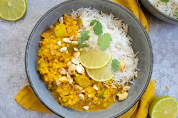 photo culinaire d'un dahl de lentilles jaunes aux poireaux avec du riz basmati et des noix de cajou torréfiées