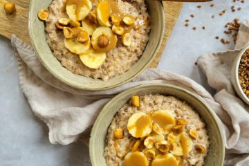 photo culinaire d'un porridge d'avoine et de sarrasin à la noisette avec des rondelles de banane et de noisettes