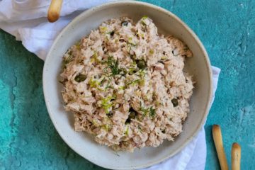 photo culinaire d'un plat de rillettes de thon aux notes citronnées avec des câpres, du raifort et de l'aneth