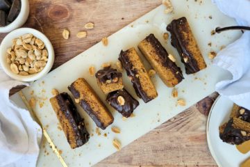 photo culinaire de cookies barres choco-cacahuètes avec des cacahuètes et une couche de chocolat