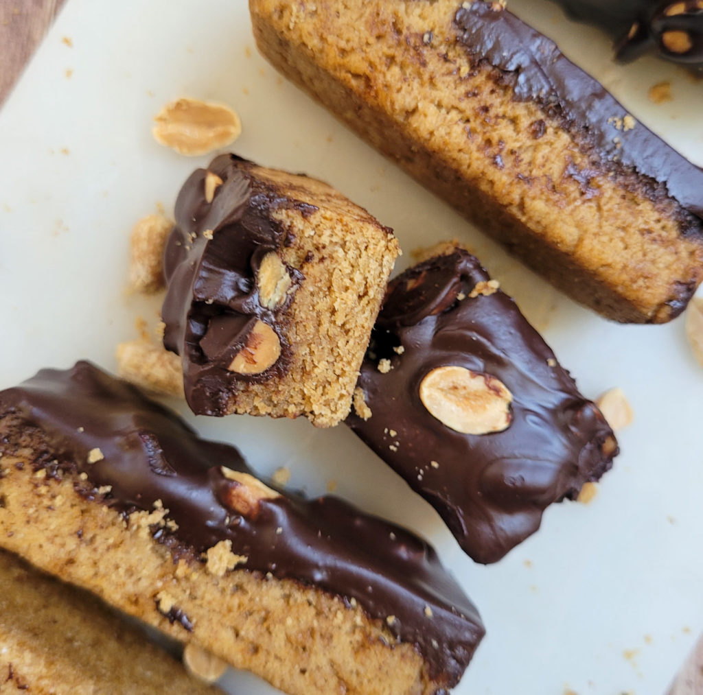 photo culinaire de cookies barres en gros plan avec du chocolat noir et des cacahuètes