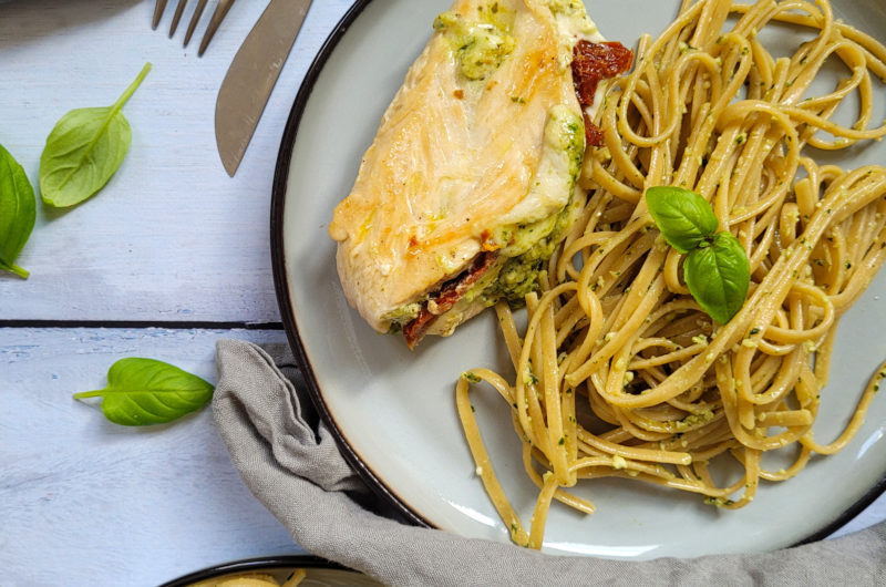 POULET AU PESTO, MOZZARELLA ET TOMATES SÉCHÉES