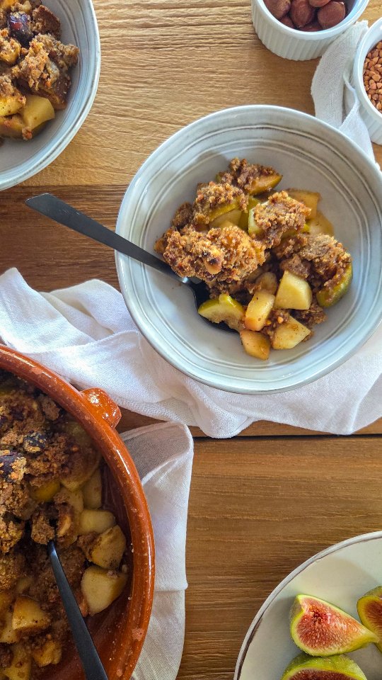 Figue, pomme 🍎, noisette 🌰 et sarrasin, le tout en crumble... Je peux vous assurer que ça vaut le détour ! Ça vous tente cette nouvelle recette ? 😍

Je vous donne la liste des ingrédients en bas de la publication et la recette complète est disponible sur mon site healthyliciouus dans la rubrique "desserts fruités" (lien direct vers le site dans ma bio @healthyliciouus ).

Vous trouverez aussi sur mon site tous mes ebooks disponibles, avec des recettes inédites bien sûr ! 😋
Mon livre Healthy & Happy IG bas est disponible en ligne et en librairie 📙

Les ingrédients pour 8 à 10 personnes :
Pour la base de fruits :
• 5 pommes Golden
• 500g de figues
• 1 c à c de sucre de coco
• un peu de vanille en poudre
• 1 c à s d’huile de coco
Pour le crumble :
• 50g de poudre de noisettes
• 40g de farine de blé ou d’épeautre T150
• 35g de farine de sarrasin
• 40g de sucre de coco
• 30g de kasha (sarrasin grillé et décortiqué)
• 40g de noisettes
• 50g de beurre
• 50g de purée de noisettes
• 1 pincée de sel

#healthyfood #igbas #mieuxmanger #crumble