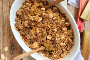 photo culinaire d'un crumble pomme rhubarbe avec un crumble à base d'amandes et d'amandes effilées