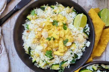 photo culinaire d'un tofu korma IG bas avec du riz basmati, des courgettes, du citron vert et de la coriandre