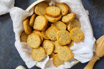 photo culinaire de sablés au citron et graines de pavot avec des zestes de citron et du jus de citron