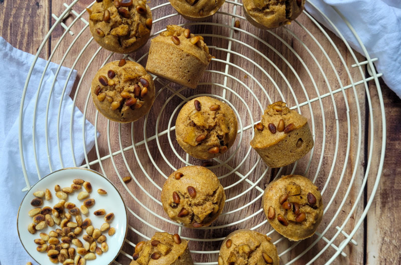 MUFFINS AUX POMMES ET PIGNONS DE PIN CARAMÉLISÉS