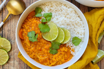 photo culinaire d'un dahl de lentilles express et IG bas avec du riz basmati, du citron vert et de la coriandre fraîche