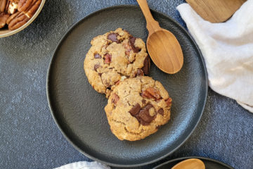 photo culinaire de cookies aux noix de pécan caramélisées et chocolat noir