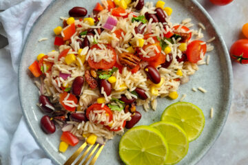 photo culinaire d'une salade de riz à la mexicaine en version IG bas avec du riz basmati, des haricots rouges, des poivrons, des tomates et des noix de pécan caramélisées au chili