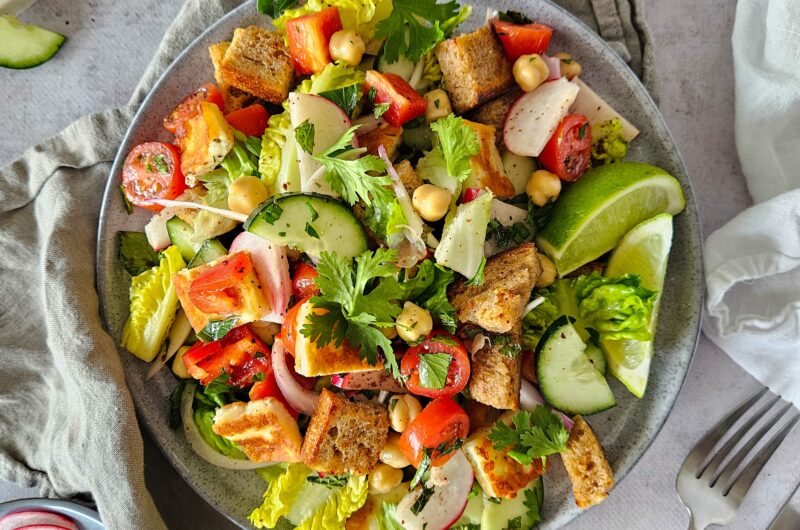 SALADE FATTOUCHE AUX POIS CHICHES ET HALLOUMI