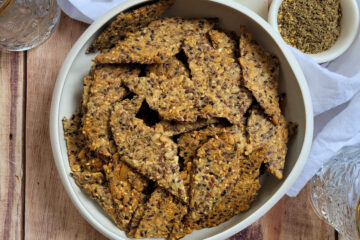 photo culinaire de crackers au zaatar et aux graines servis avec un houmous