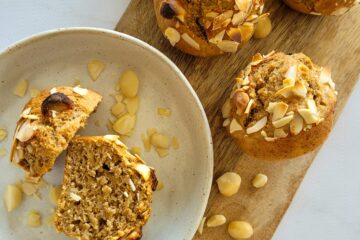 photo culinaire de banana muffins macadamia et amandes avec des amandes effilées et des noix de macadamia