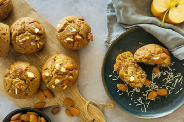 photo culinaire de muffins coco pomme amande avec des amandes entières et de la noix de coco râpée