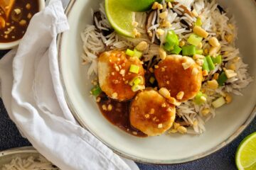 photo culinaire de boulettes de poulet teriyaki avec des cacahuètes concassées, des cébettes et du citron vert