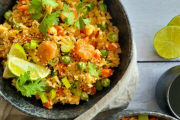 photo culinaire d'un riz cantonais aux crevettes avec petits pois, des carottes, de la coriandre fraîche et du citron vert