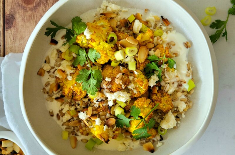 CHOU-FLEUR RÔTI AU CURCUMA, CRÈME DE FETA, ORGE