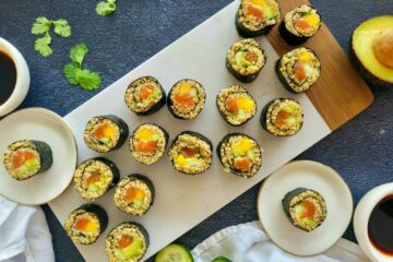 photo culinaire de makis IG bas au quinoa avec du saumon, de la mangue, du concombre, de l'avocat et de la coriandre