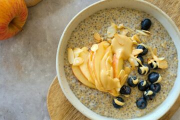 photo culinaire d'un porridge de quinoa et chia avec de la pomme, des myrtilles et de la purée d'amandes