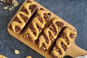 photo culinaire de barres choco-cacahuètes sans sucre ajouté avec du chocolat noir, des cacahuètes et du beurre de cacahuètes