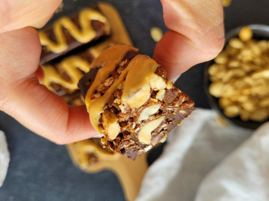 photo culinaire de l'intérieur de barres choco-cacahuètes sans sucre ajouté avec du chocolat noir, des cacahuètes et du beurre de cacahuètes