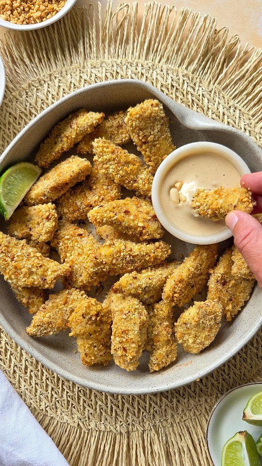 Des bâtonnets de poulet super croustillants pour l'apéritif, ça vous dit ? Avec une sauce à la cacahuète 🥜 bien onctueuse, légèrement sucrée grâce au sirop d’agave et relevée avec du citron vert, c'est complètement addictif ! 😍 

Je vous partage la liste des ingrédients en bas de la publication et la recette complète est disponible sur mon site healthyliciouus dans la rubrique "apéritif" (lien direct vers le site dans ma bio @healthyliciouus). 

Vous trouverez aussi sur mon site tous mes ebooks disponibles, avec des recettes inédites bien sûr ! 😋
Mon livre Healthy & Happy IG bas est disponible en ligne et en librairie 📙 

Les ingrédients pour 4 personnes :
Pour le poulet croustillant :
• 400g de blancs de poulet
• 50g de panko
• 30g d’éclats de cacahuètes non salées
• 20g de poudre de noisettes
• 1 œuf
• fleur de sel, poivre
Pour la sauce à la cacahuète :
• 50g de purée de cacahuètes
• le jus d’un demi citron vert
• 4cl d’eau
• 1 c à s de sauce soja
• 1 c à c de sirop d’agave

#healthyfood #igbas #crunchy #aperitivo
