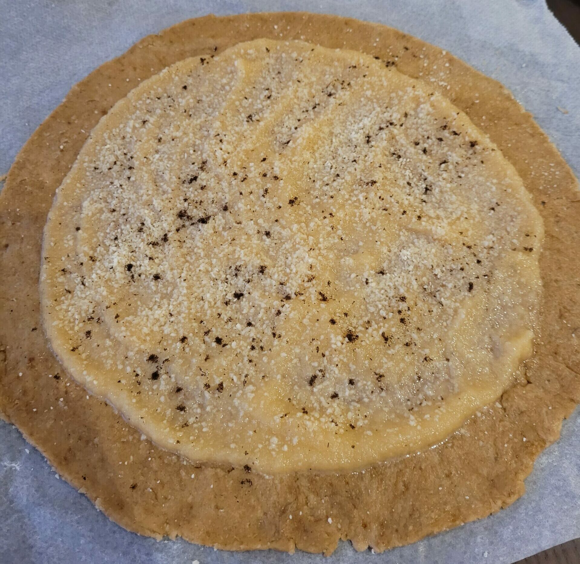photo de la préparation d'une tarte fine aux pommes et à l'amande