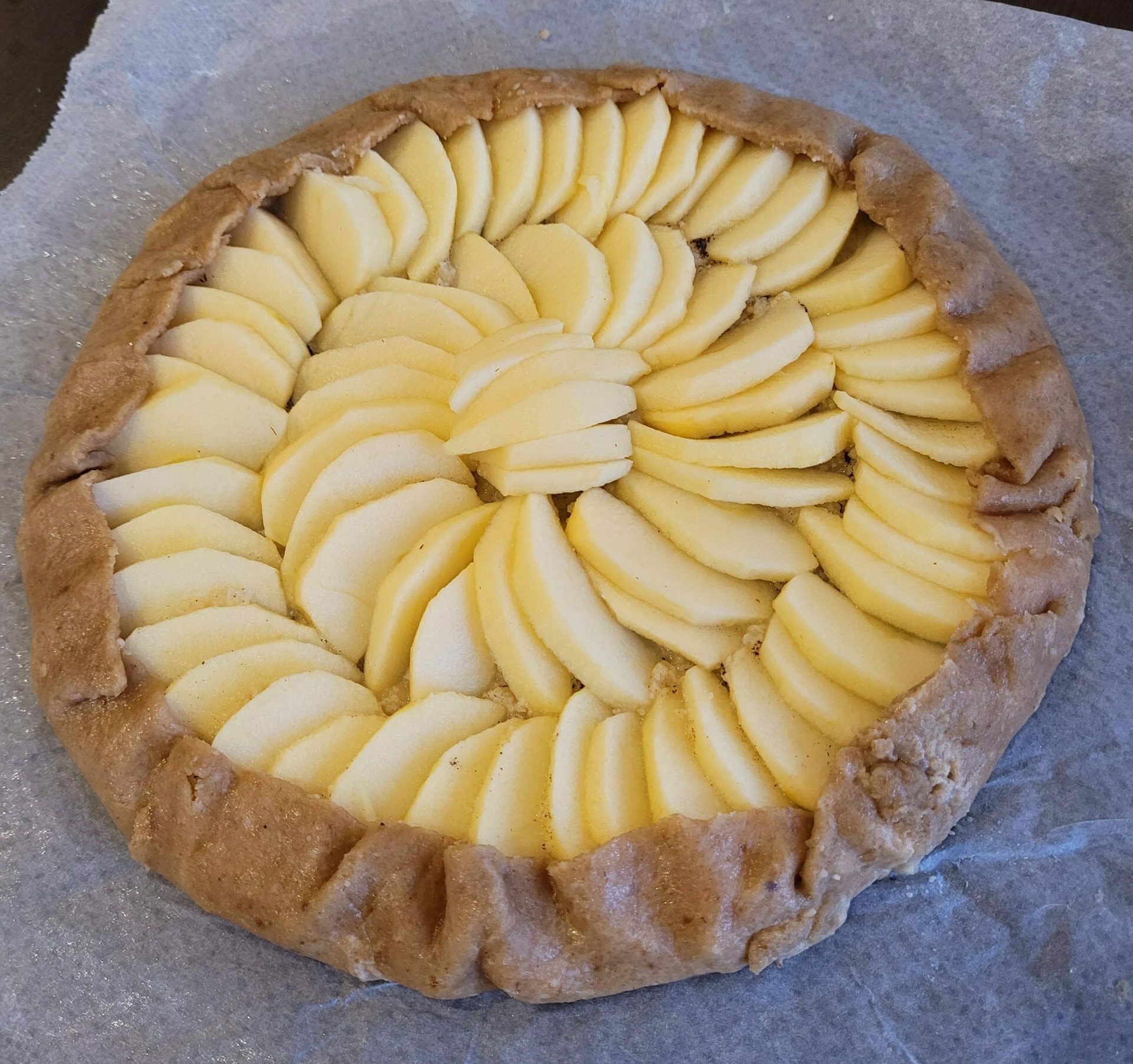 photo de la préparation d'une tarte fine aux pommes et à l'amande